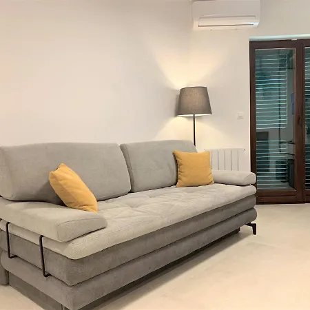 Fani - In アパート トロギール