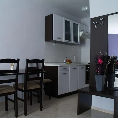 Apartman Fani - In *